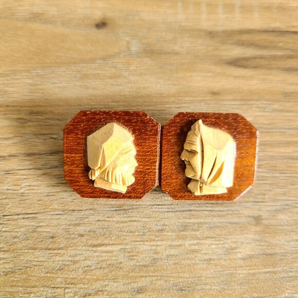 Vintage hand carved wooden brooch/pin depicting man and women. - Picture 2 of 4